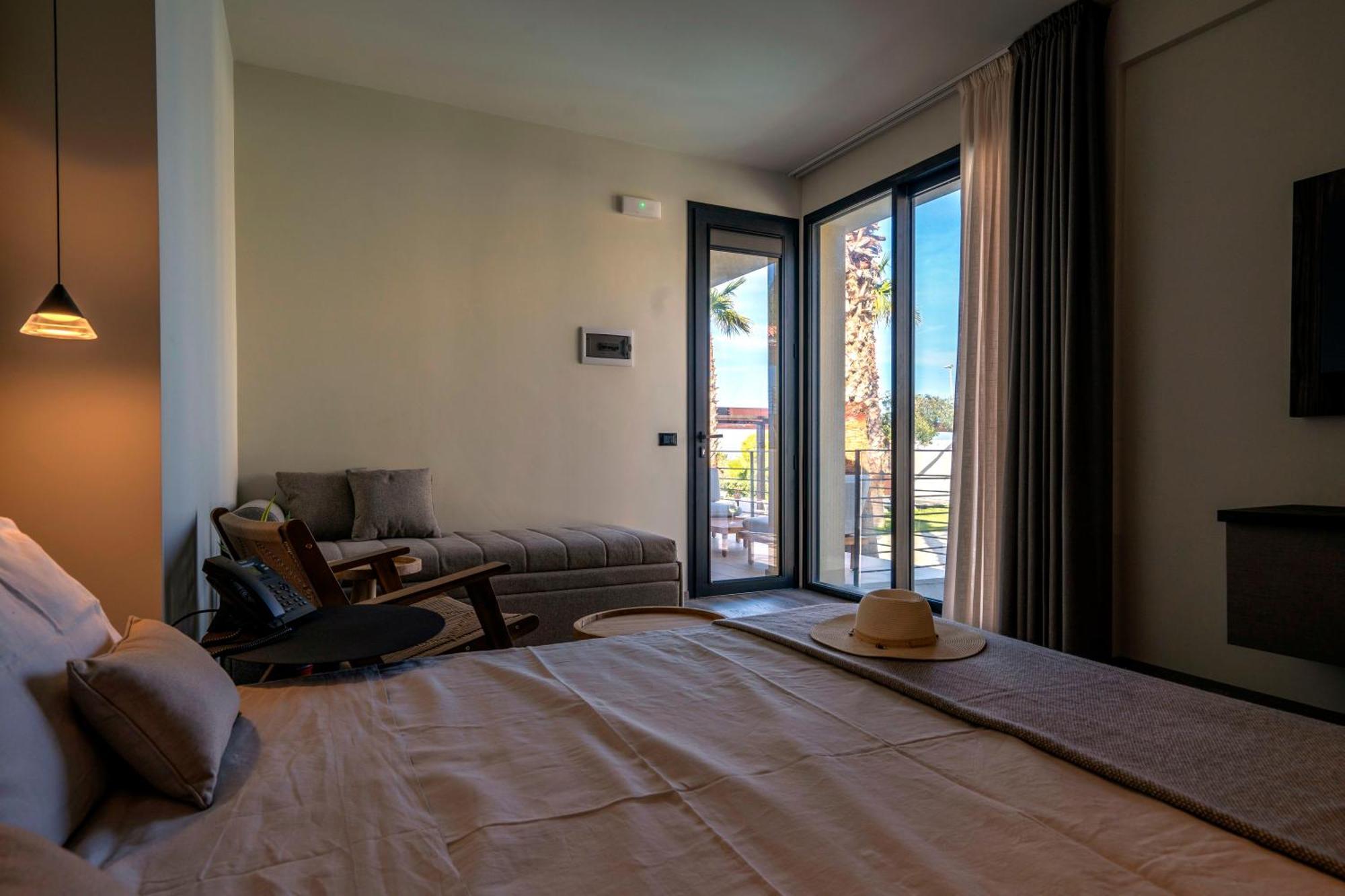 King Room Pool View,1559287375:JPEG